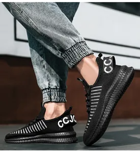 Détail de chaussures de course en mesh noir léger avec sangle de talon imprimée CCJO