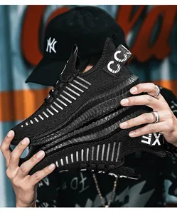 Détail de chaussure de course en mesh noir respirant avec rayures et sangle au talon