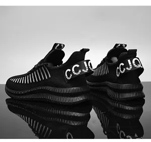 Détail d'une chaussure de course en mesh noir respirant avec logo CCJQ sur le talon