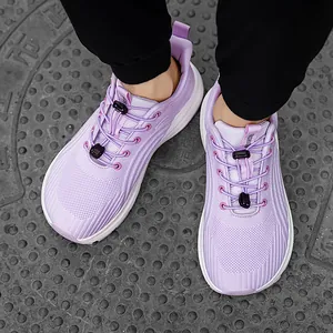 Atmungsaktive helllila Mesh-Laufschuhe mit Schnellverschlusssystem und dicker Sohle