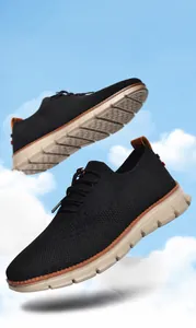Vista macro di sneakers da uomo traspiranti con suola in schiuma leggera e design stringato