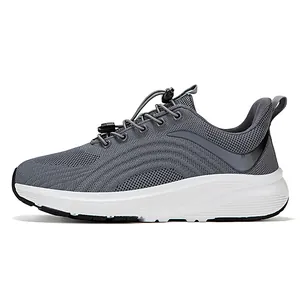 Graue atmungsaktive Mesh-Laufschuhe mit elastischem Schnellschnürsystem und weißer Sohle