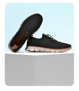 Dettaglio della tomaia in maglia traspirante e suola in gomma su sneaker nera