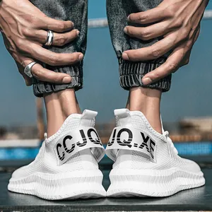 Chaussures de course blanches en mesh respirant avec semelle épaisse en EVA