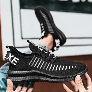 Chaussures de course noires en mesh pour hommes légères avec logo XE et rayures