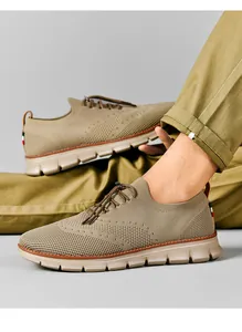 Dettaglio della maglia traspirante beige sulle scarpe casual da uomo con suola spessa