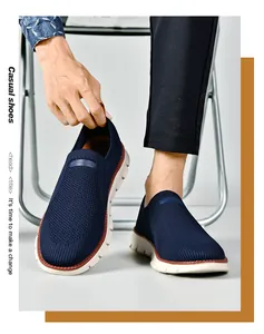 Détail de la chaussure de marche bleu marine avec accents marron et semelle en caoutchouc