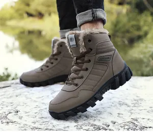 Dettaglio di stivali invernali color kaki con fodera in pile spesso e suola antiscivolo robusta