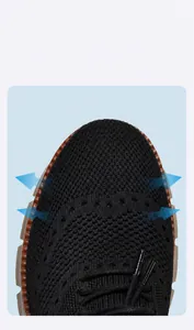 Dettaglio della punta larga sulle scarpe casual in maglia nera traspirante