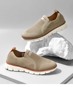 Détails de la maille tricotée kaki et coutures orange sur baskets sport pour hommes