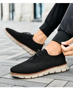 Dettaglio delle sneakers nere traspiranti in maglia da uomo con lacci a chiusura regolabile