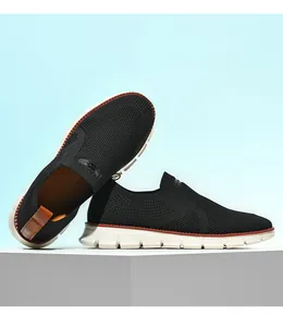 Détail de chaussure slip-on en maille noire respirante avec semelle blanche et tirette brune