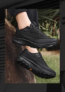 Gros plan de baskets outdoor noires en maille respirante avec semelles amorties