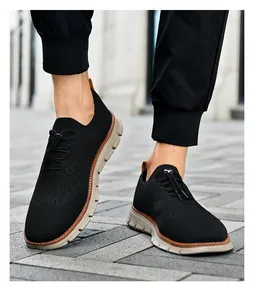 Dettaglio di sneaker in maglia nera con suola platform beige sulla strada