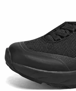 Détail macro de la tige en maille respirante et du bout renforcé sur chaussure noire