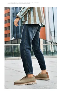 Dettaglio di sneaker in rete kaki con jeans in un ambiente di vita urbana moderno