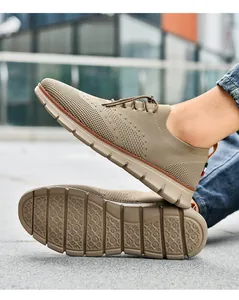 Dettaglio di sneaker in mesh kaki traspirante con suola antiscivolo e tomaia in tessuto