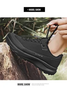 Gros plan de chaussures de randonnée noires respirantes sur un terrain rocheux
