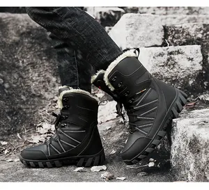 Detailansicht des dicken Plüschfutters und der rutschfesten Sohle der Herren-Winterstiefel