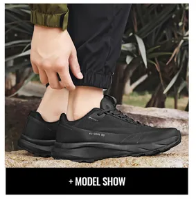 Gros plan de chaussures de running noires respirantes avec logo SPORT sur modèle