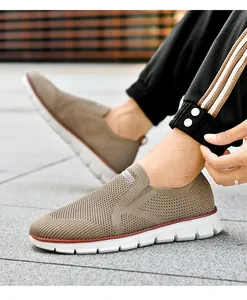 Détails de la tige en maille kaki et de la ligne rouge sur la basket slip-on