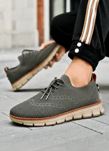 Dettaglio di scarpa casual in maglia verde con suola in gomma antiscivolo
