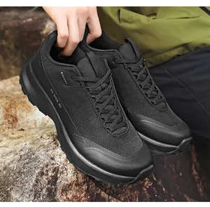 Gros plan sur la chaussure de course noire en maille respirante avec bout synthétique