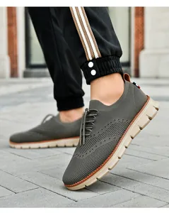 Dettaglio del tessuto fly-knit traspirante verde militare e suola spessa antiscivolo