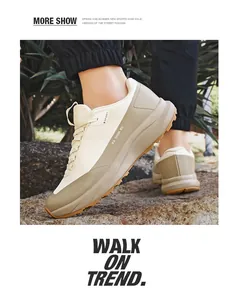 Photo lifestyle de baskets de randonnée respirantes beige et kaki sur un modèle masculin
