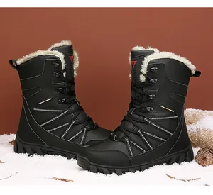 Detail der hohen Winterstiefel mit warmem Kunstfellfutter und rutschfester Gummisohle