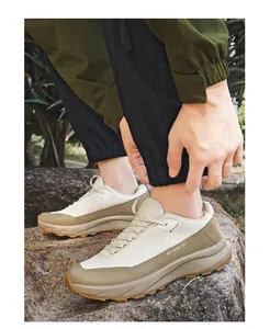 Gros plan de chaussures de randonnée pour hommes avec maille respirante et semelle amortie