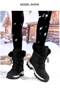 Damen Winterstiefel in Schwarz mit Kunstfellkragen und dicker Gummisohle im Schnee
