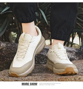 Détail de chaussures de randonnée homme en maille respirante avec semelles épaisses