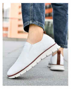 Gros plan de baskets en maille respirante blanche avec languette de talon marron élégante
