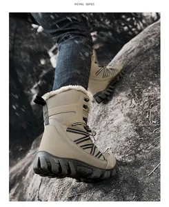 Detail von khakifarbenen Outdoor-Schneestiefeln mit dickem Kunstfellfutter und rutschfester Sohle