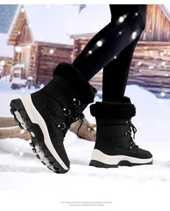 Detail von schwarzen Damen-Winterstiefeln mit Kunstfellbesatz und griffiger EVA-Sohle