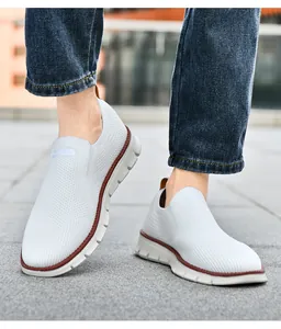 Détail de la maille fly-knit blanche sur ces chaussures de marche légères pour hommes
