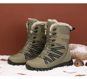 Nahaufnahme olivegrüner Winterstiefel mit warmem Kunstfellfutter und Schnürung im Detail
