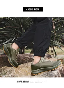 Chaussure de randonnée respirante vert armée pour homme sur terrain rocheux