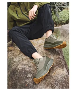 Gros plan sur chaussure de randonnée vert olive avec maille respirante et semelle en caoutchouc