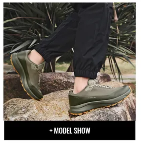Gros plan sur les chaussures de randonnée vertes avec maille respirante et semelles