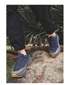 Chaussure de randonnée en maille bleu marine avec bout renforcé sur terrain rocheux