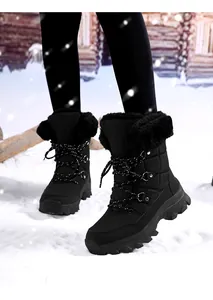 Detailaufnahme schwarzer Damen-Schneestiefel mit wasserfestem Stoff und warmem Pelzfutter