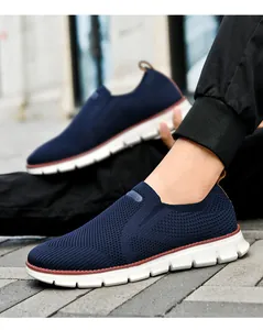 Détail de la chaussure en maille bleue respirante avec semelle blanche et languette marron