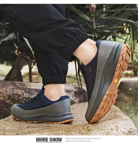 Gros plan de chaussures de randonnée pour hommes avec semelles antidérapantes sur rochers