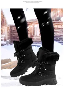 Details der leichten EVA-Sohle und des wasserfesten Stoffes der schwarzen Winterstiefel