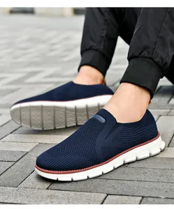 Vue portée de baskets décontractées en maille fly-knit bleu marine pour hommes