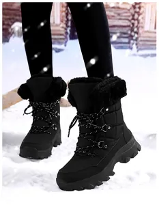 Detailansicht der Damen-Schneestiefel mit rutschfester Gummisohle im Schnee