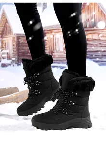 Detailaufnahme der Winterstiefel mit dickem Kunstfellkragen und rutschfester Sohle