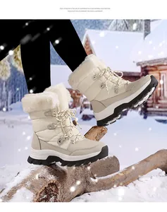 Detailansicht der leichten EVA-Sohle gesteppter Damen-Winterstiefel im verschneiten Freien